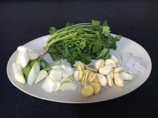 3、卤水鸡块,辅助食材B:炒制使用的葱、姜、蒜、洋葱、香菜、冰糖。