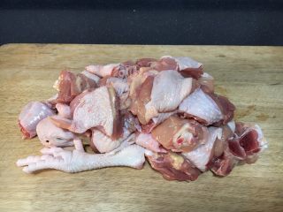 4、卤水鸡块,把三黄鸡切成块