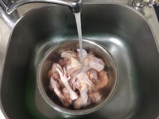5、卤水鸡块,清洗三黄鸡的表皮和内脏,放在凉水里浸泡半个小时左右后再仔细清洗,尽量挤压出鸡块里的血水,还要把被剁鸡块的横截面的碎骨头渣清洗出去,以免吃的时候不小心隔着牙 。