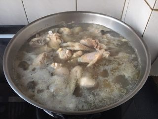 7、卤水鸡块,大火煮开,煮约5分钟左右。