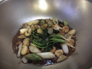 9、卤水鸡块,倒入半碗生抽、半碗米酒。