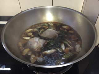 11、卤水鸡块,加入步骤5图中料包A,加2小勺盐,少许鸡精,大火煮开。