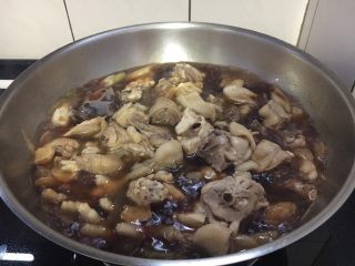 12、卤水鸡块,倒入焯好水的鸡块,盖上锅盖儿,待鸡块大火煮开后改小火炖约20分钟左右。这期间不用翻动鸡块,最好也不要打开锅盖儿,这样易熟。