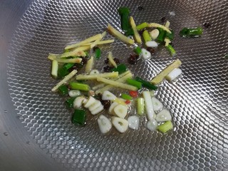 10、麻辣土豆片,放入葱姜碎,煸出香味。