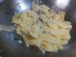 12、麻辣土豆片,大火翻炒。