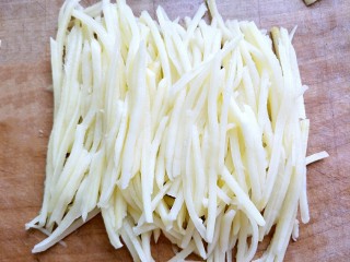 2、酸辣土豆丝,切成均匀的细丝，像我这样的手残党可以用擦丝器，不过要小心手哦
