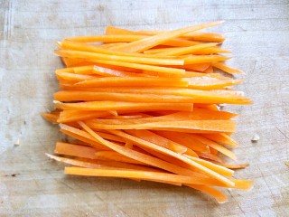 4、酸辣土豆丝,土豆丝泡水的时候准备其他配料。胡萝卜切成细丝，这个不喜欢可以不加，我是为了营养均衡一些