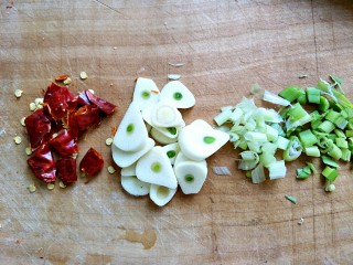 5、酸辣土豆丝,葱切末，蒜切片，辣椒掰成段备用