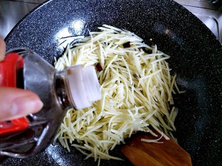 8、酸辣土豆丝,翻炒一会，烹入醋