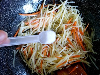 10、酸辣土豆丝,翻炒置稍有变色时加入盐继续翻炒