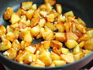 9、香辣孜然土豆块,再放入土豆块翻炒均匀