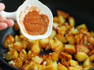 10、香辣孜然土豆块,倒入混合好的调料
