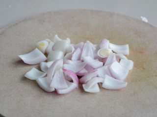 2、『土豆茄子煲』,洋葱洗净切成小块；