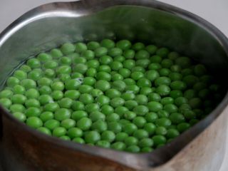 5、『土豆茄子煲』,豌豆开水过一遍；