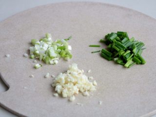 7、『土豆茄子煲』,大蒜切碎，小葱葱白、葱叶分开切碎；