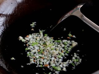 9、『土豆茄子煲』,锅内留少许的油，放入葱白、大蒜沫炒出香味；