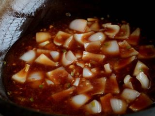 11、『土豆茄子煲』,接着倒入酱汁煮开