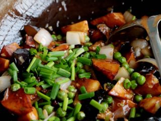 13、『土豆茄子煲』,最后出锅前放入葱叶，翻炒均匀即可出锅