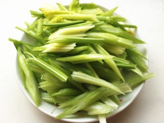 2、水煮肉片,芹菜洗净去老根，切段，黄豆芽洗净。