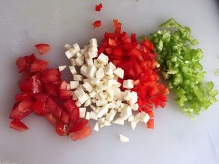 2、小芽早餐-法式吐司披萨盏 ,将青椒、红椒、茭白、西红柿切颗粒备用