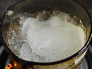 2、白萝卜肉卷,放入滚水中焯熟后捞出