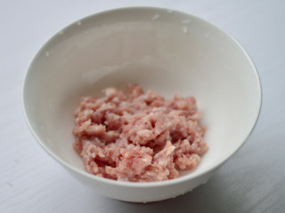 3、白萝卜肉卷,猪肉（三肥七瘦）剁成肉泥，放入碗中