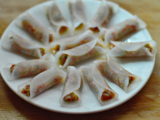 10、白萝卜肉卷,将卷好的肉卷摆入盘中