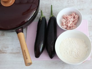 1、煎茄盒,准备食材。