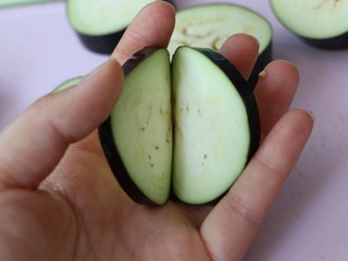4、煎茄盒,在中间切一刀，但不要切透。