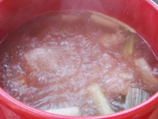 1、玉米排骨汤,放适量醋（让骨头中的钙质更容易溢出，有利于身体对钙的吸收和利用。）盖盖大火烧开撇净浮沫，转最小火盖盖慢炖20分钟。