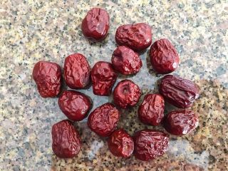 3、燕窝汤,准备好红枣干
