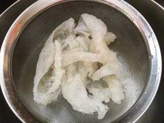 8、燕窝汤,这个燕窝是如此干净,我们需要做的只是一夜之间浸泡,排水