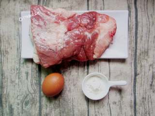 1、炸酥肉,准备五花肉、鸡蛋、淀粉、面粉