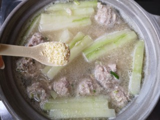 12、冬瓜丸子汤,中火煮至冬瓜片变得透明状时加适量的盐,鸡精,喜欢吃胡椒粉的可以再适量加入胡椒粉调味。