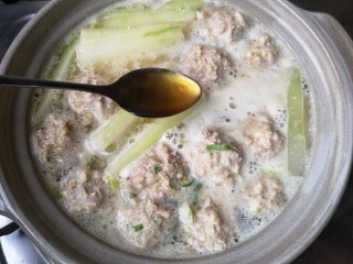 13、冬瓜丸子汤,起锅前淋入一点香油。