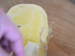 3、土豆这样做，吃起来口感丰富，外脆里嫩！,去皮