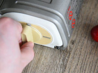 9、土豆这样做，吃起来口感丰富，外脆里嫩！,两面微微焦黄后，关火