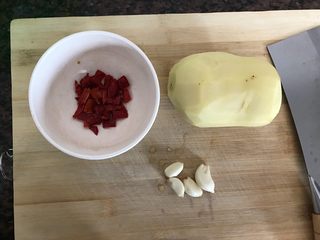 1、蒜香酸辣土豆丝,首先我们准备好所有食材