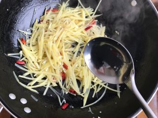 11、蒜香酸辣土豆丝,继续翻炒30秒