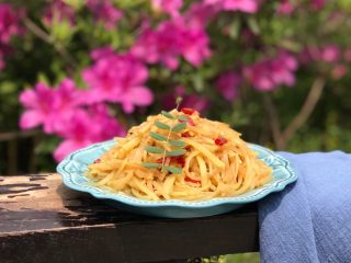 15、蒜香酸辣土豆丝,酸酸辣辣的好好吃(๑´ڡ`๑)