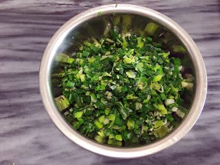 4、客家腐皮卷,大蒜杆爆香后加入少许盐、蒜叶炒熟