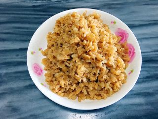 5、客家腐皮卷,萝卜干爆香，炒熟