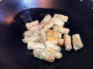 16、客家腐皮卷,热锅放油，油热时转小火把腐皮卷放入油锅，小火煎至两面金黄