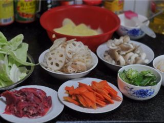 1、鲜香扑鼻的麻辣香锅,天气寒冷，街头的香锅大受欢迎，跟同事去吃了几次后，仔细琢磨，感觉干锅做起来其实很容易嘛。周末买好食材试着做了一次，家里人都赞不绝口，仔仔更是