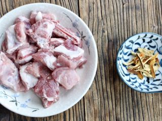 1、陈皮糖醋排骨,准备食材，排骨清洗干净