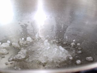 6、陈皮糖醋排骨,小火放入老冰糖，开始熬糖色