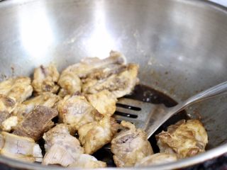 8、陈皮糖醋排骨,放入控过水分的排骨翻炒，让每块排骨上都包裹糖色，依次放入料酒，生抽，老抽和陈醋