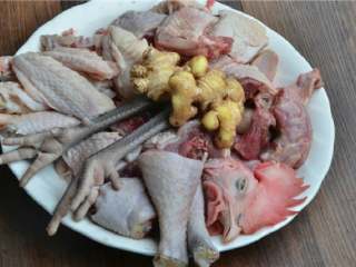 1、姜汁芋儿鸡,准备一只土公鸡,斩成大块。