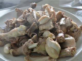 3、姜汁芋儿鸡,将焯过水的鸡肉捞出来,沥干水分。