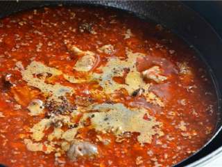 11、姜汁芋儿鸡,倒入开水,用最大火烧开。